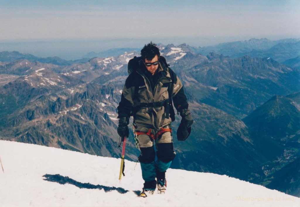 Joaquín en las cercanías del Refugio Vallot, 4.362 mts., abajo izquierda el Valle de Chamonix y detrás la Agujas Rojas